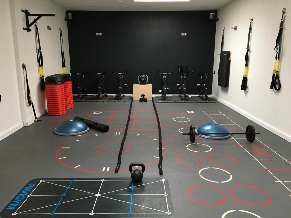 La salle d'entraînement Studiofit : vélos, TRX, kettlebells et sol de circuit training