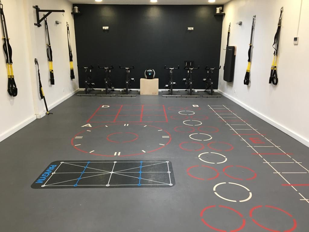 La salle Studiofit : vélos, TRX et sol de circuit training