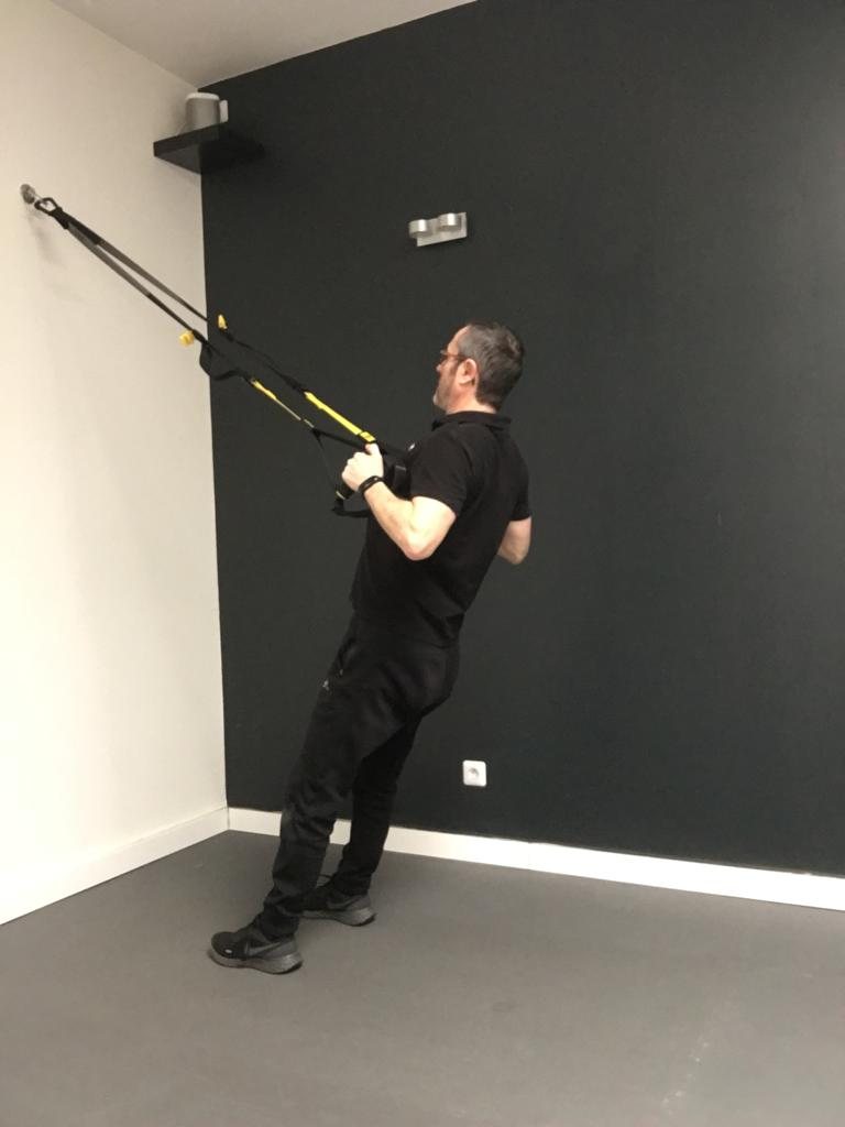 Exercice de TRX dans la salle Studiofit